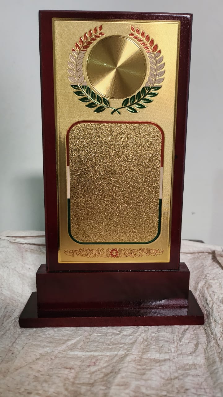 Prestige Laurel Wreath Memento Trophy